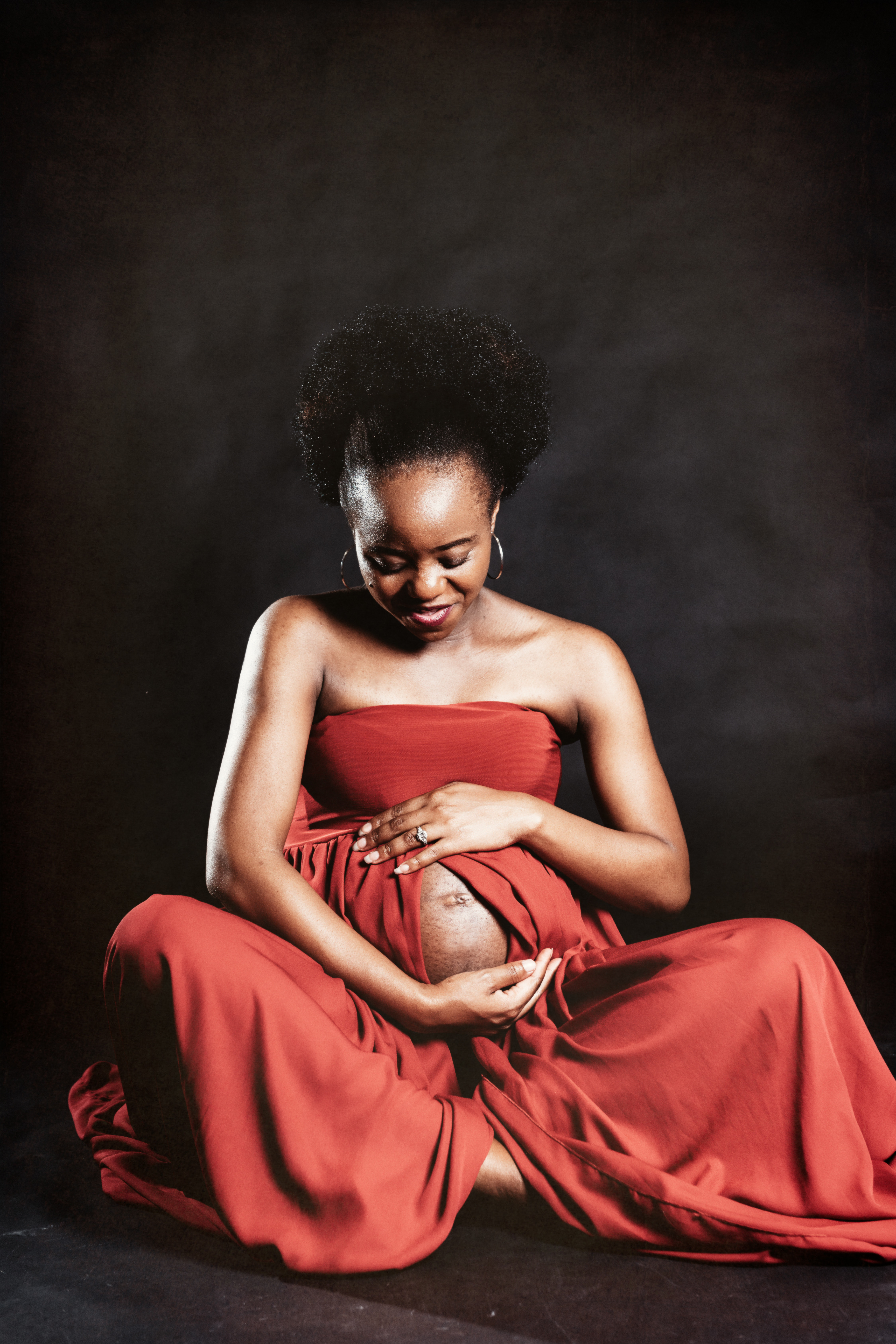 Femme noire enceinte dans une robe
